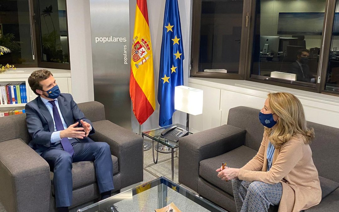 Casado anima a Mallada a seguir trabajando para que el PP de Asturias “aúne a todos los que quieren estabilidad, gestión y prosperidad”