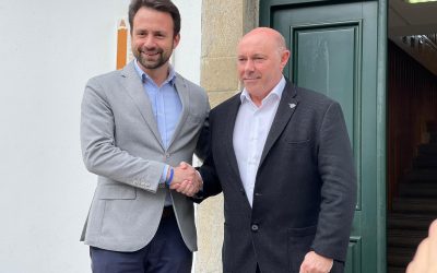 Álvaro Queipo pide que no sea el Occidente de Asturias quien cargue con todo el peso de la energía eólica, y reclama una planificación “coherente y sensata” para evitar un impacto negativo en la población