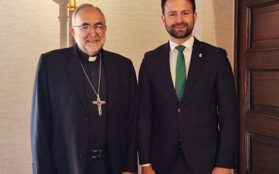 Álvaro Queipo se entrevista con el arzobispo de Oviedo en un encuentro “cordial”
