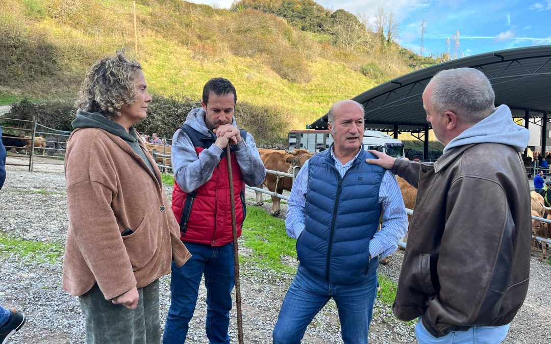 El PP denuncia que el Gobierno de Barbón recorta las ayudas por los ataques del lobo y retrasa su entrega, agravando la crisis de los ganaderos