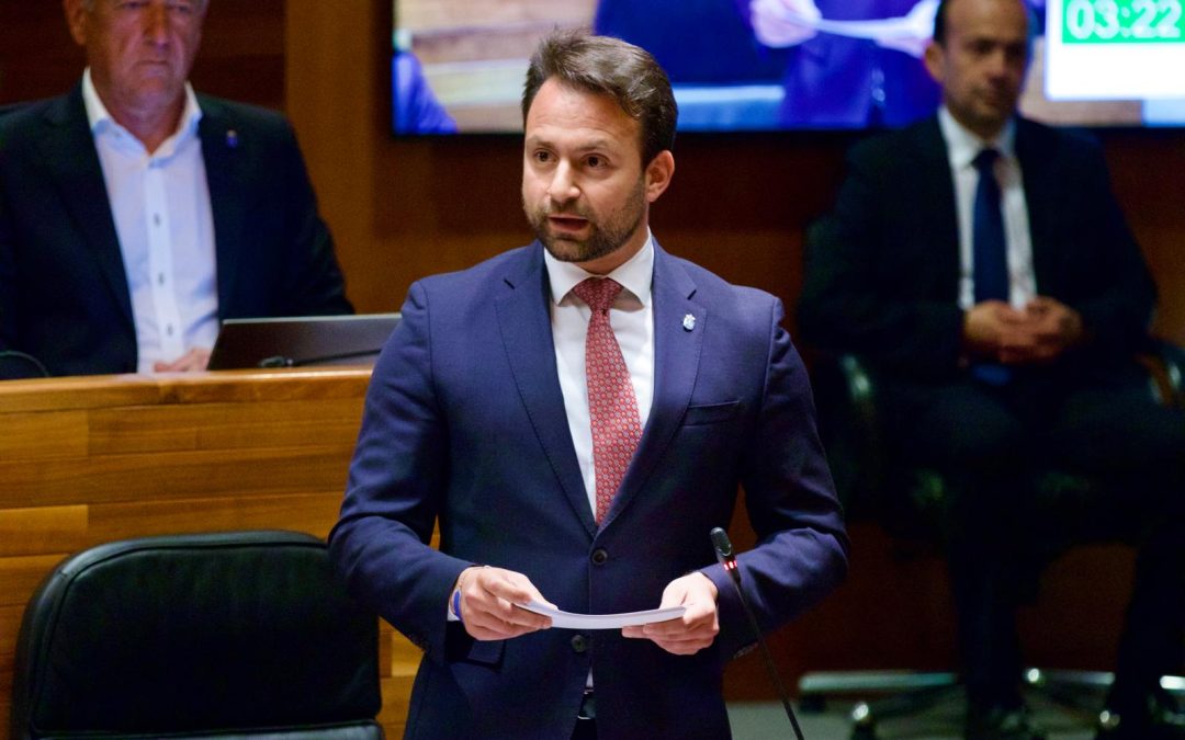 Álvaro Queipo aplaude el discurso de Juan Cofiño por el Día de la Constitución, y afirma que supone tanto una enmienda a la totalidad a la postura de Barbón como un apoyo a las posiciones del PP
