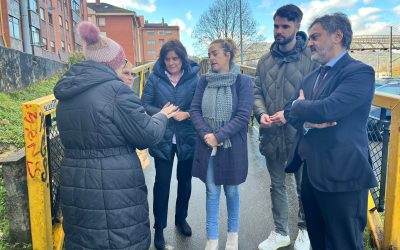 El Partido Popular denuncia el estado lamentable de la pasarela del Carbayu, en Lugones, y exige una solución inmediata para no seguir poniendo en riesgo la seguridad de los vecinos