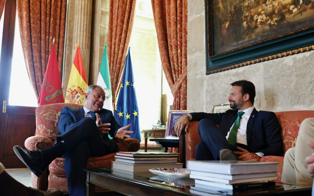 Álvaro Queipo visita el Centro Asturiano de Sevilla, que cumple más de medio siglo de promoción de la asturianía en la capital andaluza, y se reúne con el alcalde de la ciudad