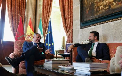 Álvaro Queipo visita el Centro Asturiano de Sevilla, que cumple más de medio siglo de promoción de la asturianía en la capital andaluza, y se reúne con el alcalde de la ciudad