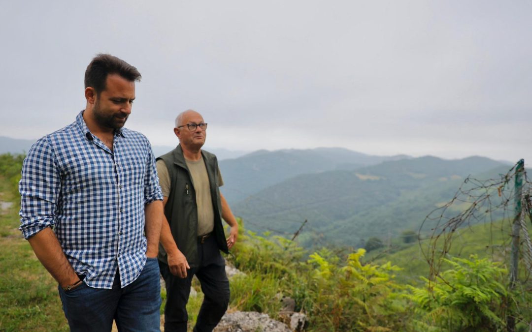 Álvaro Queipo visita el comedero de buitres de Los Navaliegos, en Santo Adriano, y destaca la labor que realiza el FAPAS