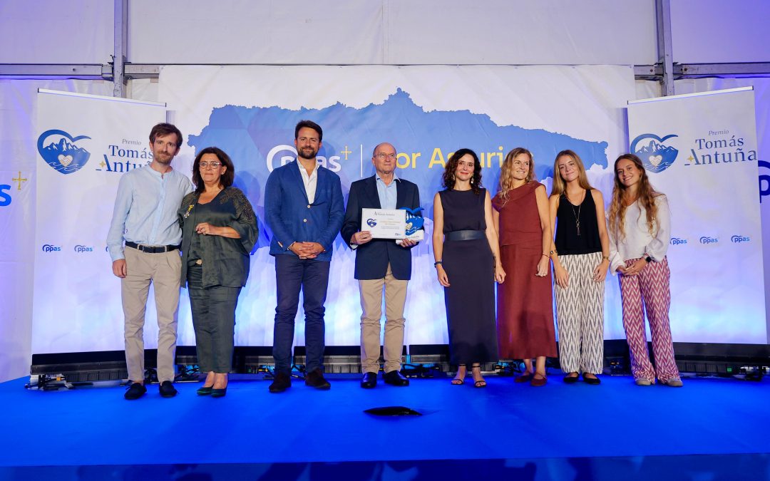 Los presidentes Álvaro Queipo e Isabel Díaz Ayuso entregan el I Premio ‘Tomás Antuña’ al Centro Don Orione en un emotivo acto en Llanes