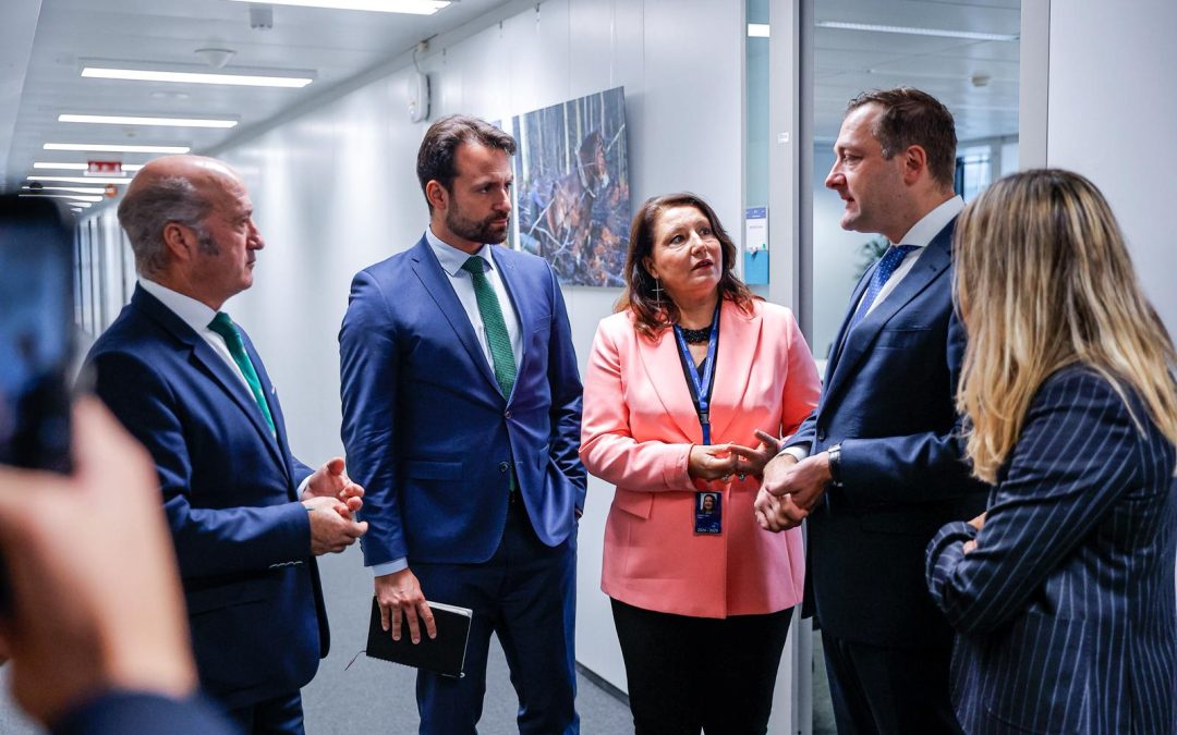 Álvaro Queipo muestra en Bruselas al comisario de Agricultura la preocupación por la reforma de la PAC, por ser perjudicial para el campo asturiano, y afirma que el Gobierno de Sánchez puede frenar el recorte de fondos