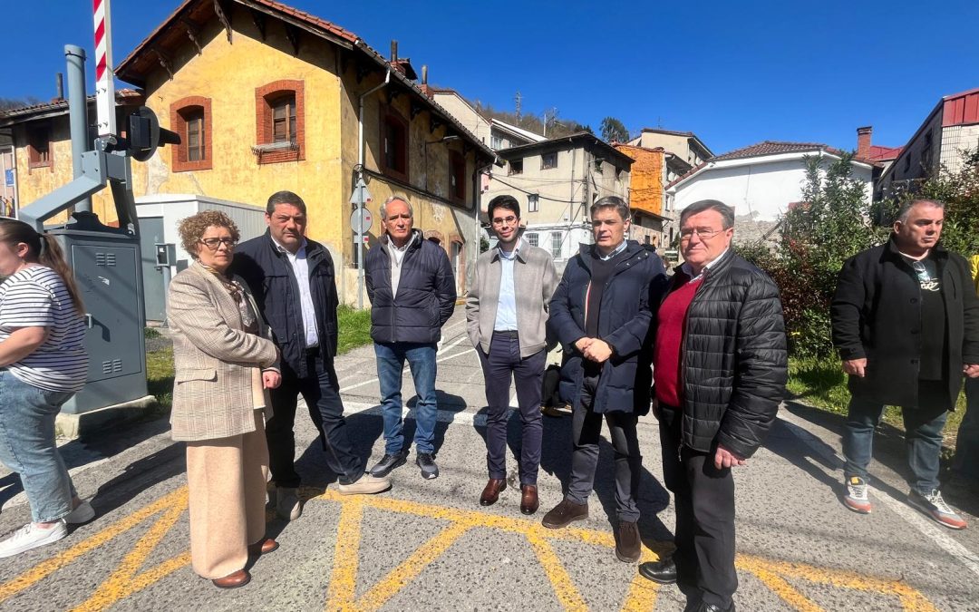 El PP exige a ADIF una solución inmediata para mejorar la seguridad en el paso a nivel de El Entrego