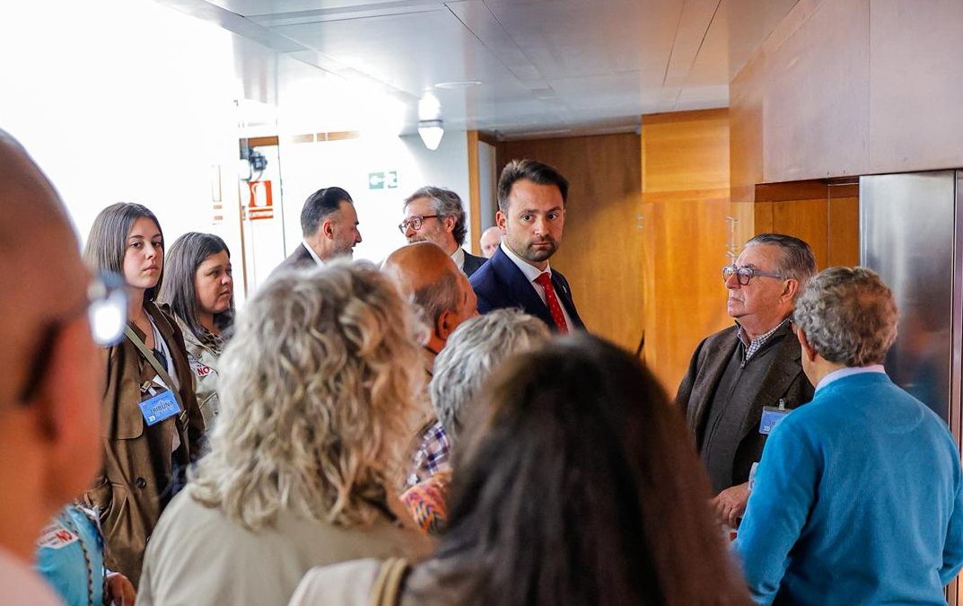 PSOE e IU rechazan suspender la licitación y el estudio de otras alternativas para la ubicación de la depuradora de Trevías propuesta por el PP en el Pleno