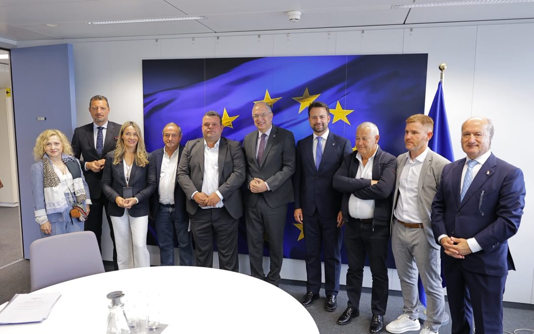 Álvaro Queipo afirma que el Comisario de Pesca de la UE es “muy receptivo” a las peticiones de la flota asturiana, “ejemplo para otras regiones de Europa porque no esquilma el mar”